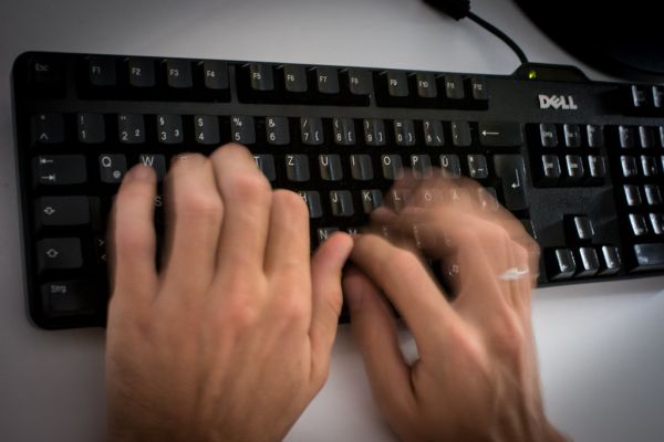 「くぁwせdrftgyふじこlp」とは？混乱を表す古のネット語のアイキャッチ画像